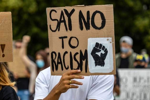Mehr als Tausend Menschen demonstrieren auf dem Wasen in Stuttgart gegen Rassismus. 13.06.2020, Stuttgart, Baden-Württemberg, Deutschland. *** More than a thousand people demonstrate against racism at the Wasen in Stuttgart 13 06 2020, Stuttgart, Baden Württemberg, Germany