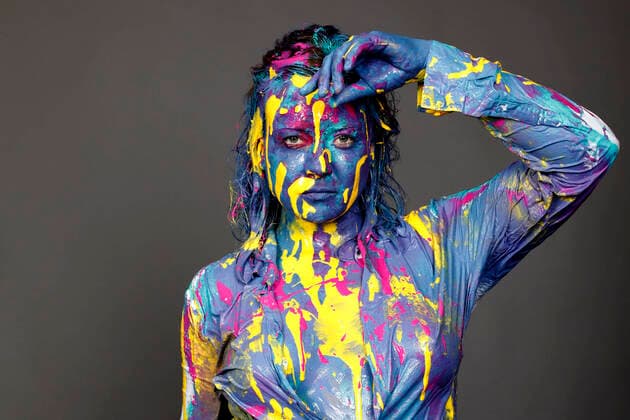 Bilder des Jahres 2020, Entertainment 06 Juni Entertainment Themen der Woche KW25 BODYART: Colour Shirt Performance mit Model Alena im Atelier Düsterwald. Hameln, 16.06.2020 - BodyArt-Künstler: Jörg Düsterwald *** BODYART Colour Shirt Performance with Model Alena at Atelier Düsterwald Hameln, 16 06 2020 BodyArt artist Jörg Düsterwald Foto:xT.xSkupinx xFuturexImage