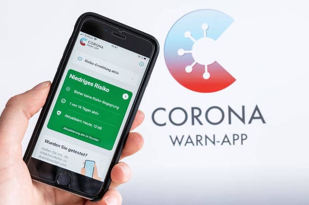 Bilder des Jahres 2020, News 06 Juni News Themen der Woche KW25 17.06.2020, xfux, Politik Medizin Vermischtes, Corona Warn App auf einem Apple iPhone, emwirt, empoli, emlahe, v.l. Die Corona Warn App Corona-Warn-App der Bundesregierung auf einem Smartphone vom Apple, dem iPhone. Mithilfe der App werden Buerger benachrichtigt, sollten sie sich in der Naehe eines am Coronavirus (COVID-19 Virus) Erkrankten aufgehalten haben, wenn dieser die App ebenso installiert hatte und seine Erkrankung meldet. Die App zeigt alle 24 Stunde 24h das Risiko einer moeglichen Infektion an. Vorliegend zeigt die niedriges Risikio beziehungsweise bisher keine Risiko-Begegnung beziehungsweise keine Kontakt zu am Coronavirus erkrankten Personen. Die Anzeige hat die Farbe grün, gruen, green. Darmstadt *** 17 06 20