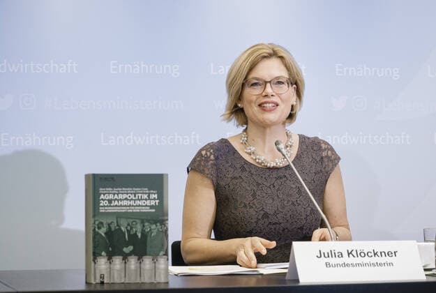 Bilder des Jahres 2020, News 06 Juni News Themen der Woche KW25 News Bilder des Tages Bundeslandwirtschaftsministerin Julia Kloeckner, CDU, aufgenommen im Rahmen der Uebergabe des Schlussberichtes und Abschlussveranstaltung der Unabhaengigen Historikerkommission im Bundesministerium fuer Ernaehrung und Landwirtschaft (BMEL) in Berlin. 17.06.2020. Berlin Deutschland *** Federal Minister of Agriculture Julia Kloeckner, CDU, recorded during the presentation of the final report and closing event of the Independent Commission of Historians at the Federal Ministry of Food and Agriculture BMEL in Berlin 17 06 2020 Berlin Germany Copyright: xFelixxZahn photothek.netx