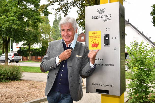 Bilder des Jahres 2020, Entertainment 06 Juni Entertainment Themen der Woche KW25 Entertainment Bilder des Tages Frederic Meisner Aktion - Ich kaufe ein E Einweihung des ersten Maskomat Schutzmasken Einwegmasken Netto Discounter Supermarkt Lebensmittelladen München 17. Juni 2020 *** Frederic Meisner action I buy an E Inauguration of the first Maskomat protective masks disposable masks net discounter supermarket grocery store Munich 17 June 2020