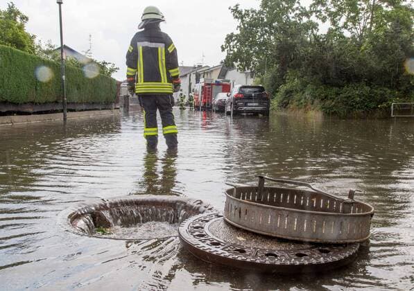 Bilder des Jahres 2020, News 06 Juni News Themen der Woche KW25 News Bilder des Tages Unwettereinsätze Lampertheim-Hüttenfeld 17.06.2020 Lampertheim - Hüttenfeld Unwettereinsätze Lampertheim-Hüttenfeld Unwettereinsätze Lampertheim-Hüttenfeld *** Severe weather events Lampertheim Hüttenfeld 17 06 2020 Lampertheim Hüttenfeld Severe weather events Lampertheim Hüttenfeld Severe weather events Lampertheim Hüttenfeld