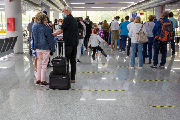 Mallorca CEF, Theme Photo, Holidays in Mallorca, Tourism in Times of Corona Pandemic, Summer Holidays, 17 06 2020 CEF, Theme Photo, Holidays in Mallorca, Tourism in Times of Corona Pandemic, Summer Holidays, Waiting Queue after Landing Registration Info Entry 17 06 2020, Copyright: xEibner-Pressefoto DimitrixDrofitx EP_ddh