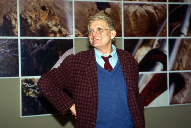 David Hockney David Hockney, britischer Maler, Grafiker, Bühnenbildner und Fotograf, bei der Eröffnung seiner Retrospektive im Museum Ludwig in Köln, Deutschland 1997. British painter, graphic artist, stage designer and photographer David Hockney at the opening of his retrospective at Museum Ludwig in Cologne, Germany 1997., Köln Nordrhein-Westfalen Deutschland Copyright: WolfgangxKühn UnitedArchives103684 EDITORIAL USE ONLY
