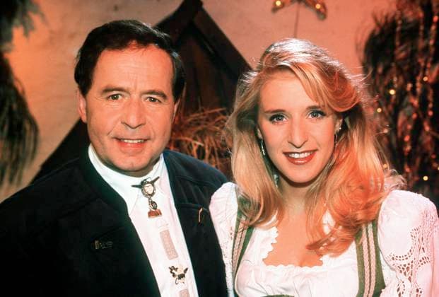 DAS SONNTAGSKONZERT Das volkstümliche Sängerduo Eberhard und Stefanie Hertel zu Gast bei DAS SONNTAGSKONZERT, Deutschland 2000. The folk singer duo Eberhard and Stefanie Hertel guest at DAS SONNTAGSKONZERT, Germany 2000., Deutschland Copyright: kpa UnitedArchives55030109 EDITORIAL USE ONLY