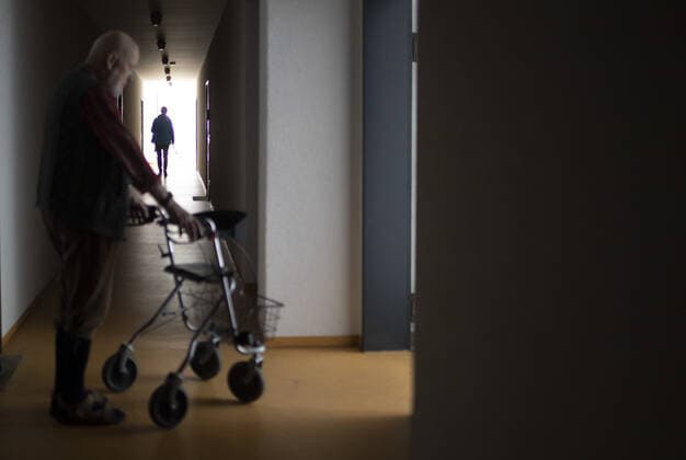 Thema: Mann mit Rollator in einem dunklen Flur. Heidelberg Deutschland *** Theme Man with walker in a dark hallway Heidelberg Germany Copyright: xUtexGrabowsky photothek.netx