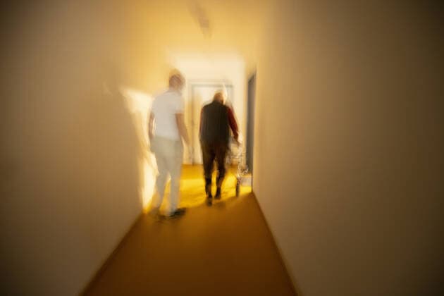 Thema: Pfleger und Mann mit Rollator in einem dunklen Flur. Heidelberg Deutschland *** Topic Nurse and man with walker in a dark hallway Heidelberg Germany Copyright: xUtexGrabowsky photothek.netx
