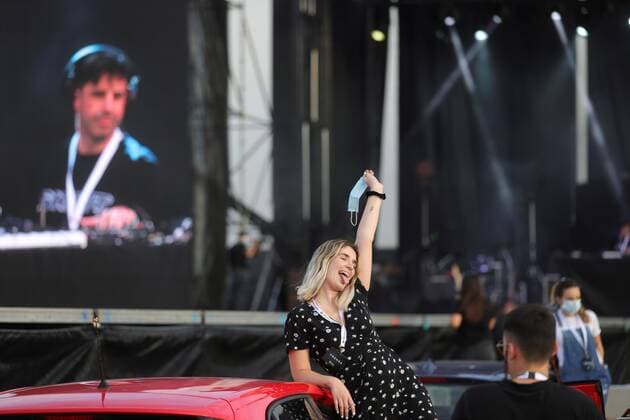 People await on their cars before the start of the first open music concert performed at a drive-in cinema since the start of the coronavirus pandemic, in Madrid, Spain, 17 June 2020. The event was organized by BMW and Warner Music Spain and several singers, musicians and DJs will perform. First open music concert in Madrid !ACHTUNG: NUR REDAKTIONELLE NUTZUNG!  Copyright: xJuanJoxMartinx GRAF2498 20200617-637280242363168280