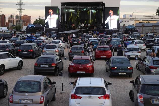 People await in their cars before the start of the first open music concert performed at a drive-in cinema since the start of the coronavirus pandemic, in Madrid, Spain, 17 June 2020. The event was organized by BMW and Warner Music Spain and several singers, musicians and DJs will perform. First open music concert in Madrid !ACHTUNG: NUR REDAKTIONELLE NUTZUNG!  Copyright: xJuanJoxMartinx GRAF2583 20200617-637280278352417292