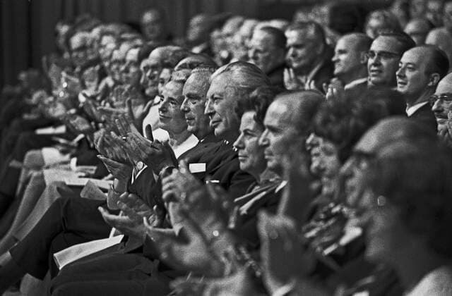 Kurt Georg Kiesinger Kurt Georg Kiesinger (Bildmitte), deutscher Bundeskanzler, bei einem Besuch in Hamburg, Deutschland um 1967. German chancellor Kurt Georg Kiesinger (center), during a visit at Hamburg, Germany around 1967., Hamburg Hamburg Deutschland Copyright: HelmutxReiss UnitedArchives832000220 EDITORIAL USE ONLY