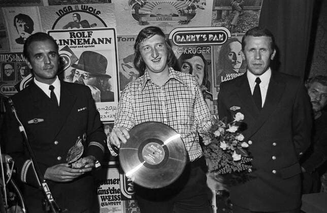 Mike Krüger Mike Krüger, deutscher Sänger und Komiker, bekommt für seine Single Mein Gott, Walther , die goldene Schallplatte in Hamburg, Deutschland 1975. German comedian and singer Mike Krueger is awarded with a golden disc for his song Mein Gott, Walther at Hamburg. Germany 1975., Hamburg Hamburg Deutschland Copyright: HelmutxReiss UnitedArchives832000265 EDITORIAL USE ONLY