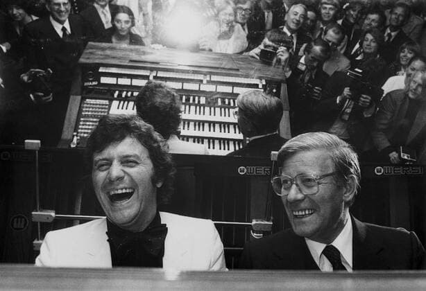 Franz Lambert Franz Lambert, deutscher Musiker, Orgelspieler und Komponist, spielt mit Helmut Schmidt in Hamburg, Deutschland um 1981. German musician, organ player and composer Franz Lambert and Helmut Schmidt at Hamburg, Germany around 1981., Hamburg Hamburg Deutschland Copyright: HelmutxReiss UnitedArchives832000275 EDITORIAL USE ONLY