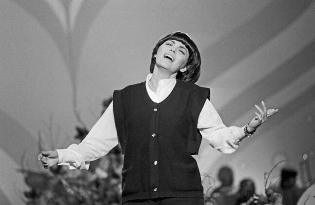 Mireille Mathieu Mireille Mathieu, französische Sängerin, bei einem Auftritt im deutschen Fernsehen, Deutschland um 1981. French singer Mireille Mathieu performing on German TV, Germany around 1981., Deutschland Copyright: HelmutxReiss UnitedArchives832001248 EDITORIAL USE ONLY