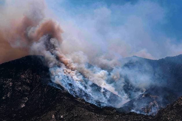 IMAGO Nature: Unsere Erde, Klimawandel, Waldbrände Bilder des Jahres 2020, News 06 Juni News Themen der Woche KW25 June 17, 2020, Tucon, Arizona, U.S: The Big Horn fire has burned over 24,000 acres in the Santa Catalina mountains near Tucson. Dry conditions, 105 degree heat and high winds have made fighting the fire difficult. The fire now threatens the community of Summerhaven, a populat tourist destination. Mt Lemmon typically has tempertures 15-20 degrees cooler in the suumer than Tucson anf features skiing in the winter at over 6,000 feet. A mandatory evacuation of all residents was announced and Mt Lemon is closed to all but local traffic. Over 700 firefighters are battling the blaze but high winds have grounded all helicopters and fixed wing tankers preventing them from dropping fire retardent chemicals from the air. Tucon U.S. - ZUMAb411 20200617_zap_b411_023 Copyright: xChristopherxBrownx