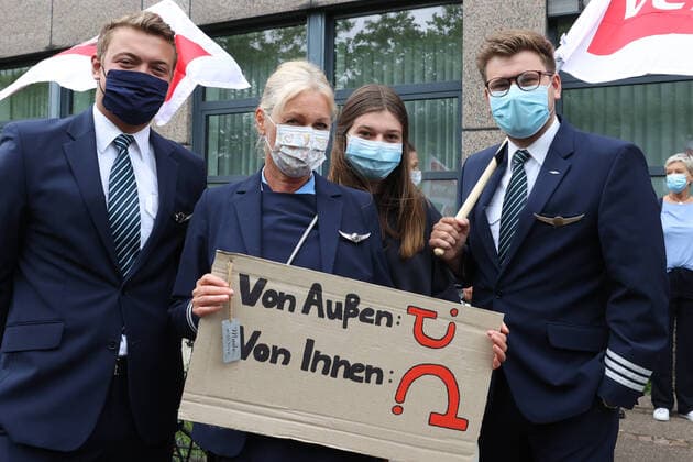 Bilder des Jahres 2020, News 06 Juni News Themen der Woche KW25 News Bilder des Tages Niedersachsen, Hannover, 18.06.2020, Flugbegleiter der Tui-Airline Tuifly demonstrieren vor dem Gebäude der Tui Group während der Aufsichtsratssitzung gegen die geplanten Änderungen der Tui-Airline. Der Aufsichtsrat der Tui-Airline Tuifly berät auf einer Sitzung über den vom Management geplanten Sparkurs. *** Lower Saxony, Hanover, 18 06 2020, flight attendants of Tui Airline Tuifly demonstrate in front of the Tui Group building during the supervisory board meeting against the planned changes of Tui Airline The supervisory board of Tui Airline Tuifly discusses the austerity measures planned by management at a meeting