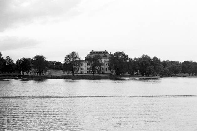 Blick auf Schloss Drottningholm auf der Insel Lovön Blick auf Schloss Drottningholm auf der Königinneninsel Lovön, bei Stockholm, Schweden, 1969. View of Drottningholm Palace on the Queen s Island Lovoen, near Stockholm, Sweden, 1969., Stockholm Schweden Copyright: ErichxAndres UnitedArchives6206411