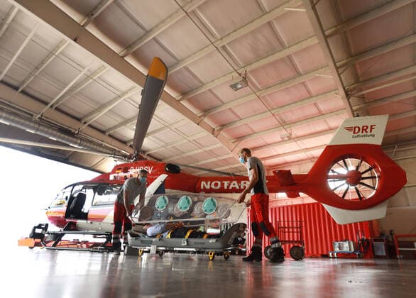 17 06 2020 Halle Saale Sachsen anhalt Isolation stretcher Isolation box epi shuttle EpiShuttle DLR Handover to DRF site Oppin This isolation stretcher can be used to transport patients with highly infectious diseases as if they were in an isolation ward This protects both crew and