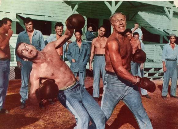 OSCARS. Bester Nebendarsteller. Preisträger 1961-1970 COOL HAND LUKE COOL HAND LUKE PAUL NEWMAN, GEORGE KENNEDY Date: 1967. Strictly editorial use only in conjunction with the promotion of the film. Credit line mandatory. This image is copyright of the film company and is supplied under the terms of issue as film still. No commercial or book cover use permitted without prior consent from the film company.  Mandatory credit line: Image courtesy WARNER BROS Ronald Grant Archive Mary Evans