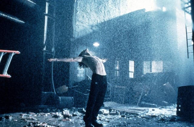 THE CROW THE CROW BUENA VISTA PICTURES BRANDON LEE Date: 1994. Strictly editorial use only in conjunction with the promotion of the film. Credit line mandatory. This image is copyright of the film company and is supplied under the terms of issue as film still. No commercial or book cover use permitted without prior consent from the film company.  Mandatory credit line: Image courtesy Ronald Grant Archive Mary Evans