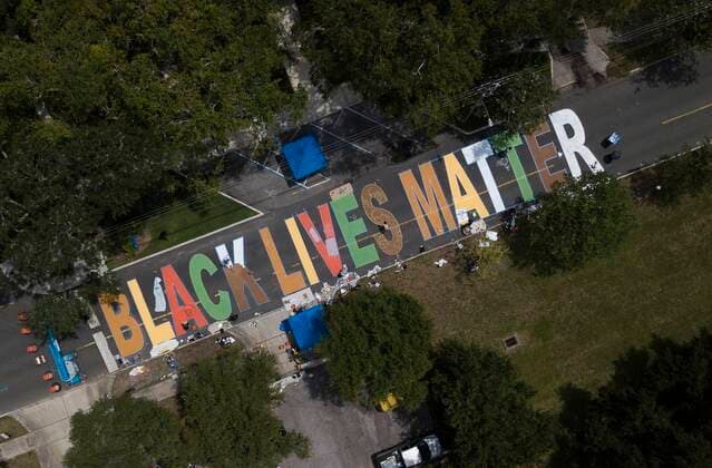 Bilder des Jahres 2020, News 06 Juni News Themen der Woche KW25 News Bilder des Tages June 18, 2020, St. Petersburg, Florida, USA: Local artists collaborate on painting a Black Lives Matter street mural in front of the Dr. Carter G. Woodson African American Museum, 2240 9th Ave. South in St. Petersburg on Thursday, June 18, 2020. Woodson Museum executive director, Terri Lipsey-Scott contacted St. Petersburg City Council member, Lisa Wheeler-Bowman with the idea who in turn contacted Wayne Atherholt with the cityo¢s Cultural Affairs department who also liked the idea. Atherholt contact John Collins with the St Pete Artist Alliance which runs the Shine Mural project and got his team working to find artists willing to participate. 16 artists are responsible for painting 1 letter each of the phrase. The mural will be ready w - ZUMAs70_ 20200618_zan_s70_026 Copyright: xDirkxShaddx
