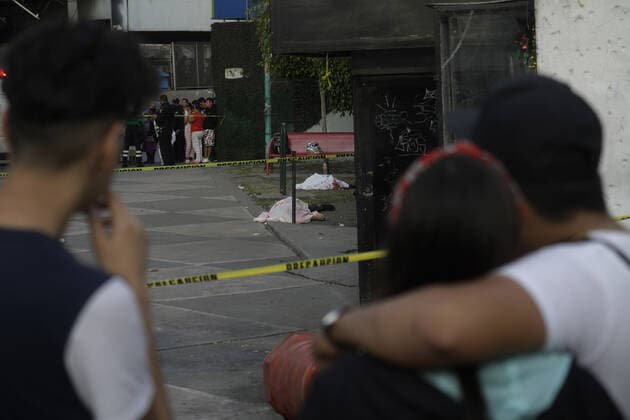 The bodies of two people have been found outside the oceania subway. The victims were killed by an alleged settling of accounts by two people who were riding on motorcycles and shot them. Where: Mexico City, Mexico When: 18 Jun 2020 Credit: Eyepix Cover Images **EDITORIAL USE ONLY** Copyright: xMarianaxBaex 40658132 EDITORIAL USE ONLY. NOT FOR USE BY NEWSPAPERS BASED IN THE UK.