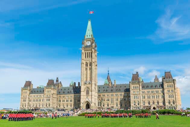 Changing of the guard in front of the Canadian Parliament Building Centre Block, Parliament Hill, Ottawa, Ontario, Canada, North America Copyright: imageBROKER/OliverxGerhard ibloge05772194.jpg