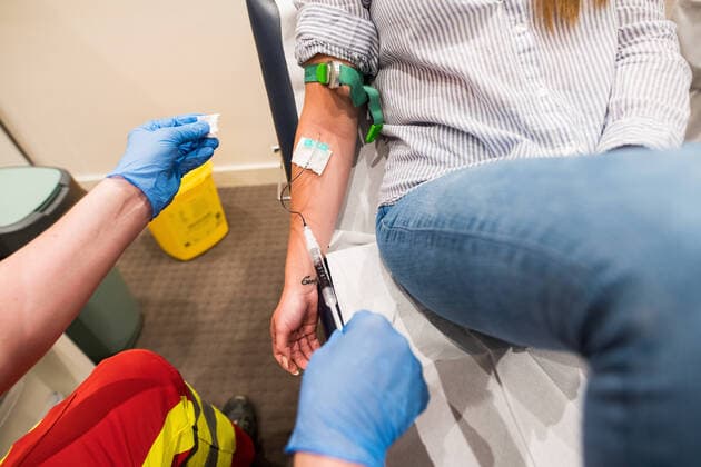 Corona antibody test 15 06 2020 Frankfurt x1x Corona antibody test for everyone in the Intercity Hotel must not be mentioned In the picture l r paramedic Thomas Friedmann 50 , test person Mariaangela 21 gets blood taken in the test center Frankfurt Frankfurt Hessen Germany