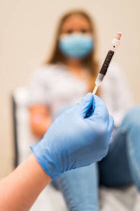 Corona antibody test 15 06 2020 Frankfurt x1x Corona antibody test for everyone in the Intercity Hotel must not be mentioned In the picture test person, filled with blood Test tube Frankfurt Frankfurt Hessen Germany