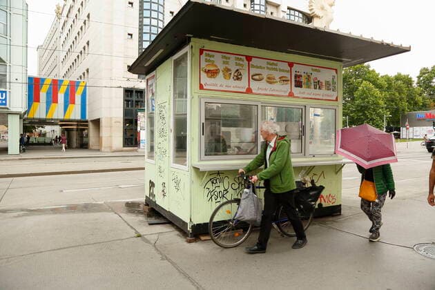 Corona crisis economic consequences Austria, Vienna, 19 06 2020 Closed sausage stand Vienna Austria AVN101002416012