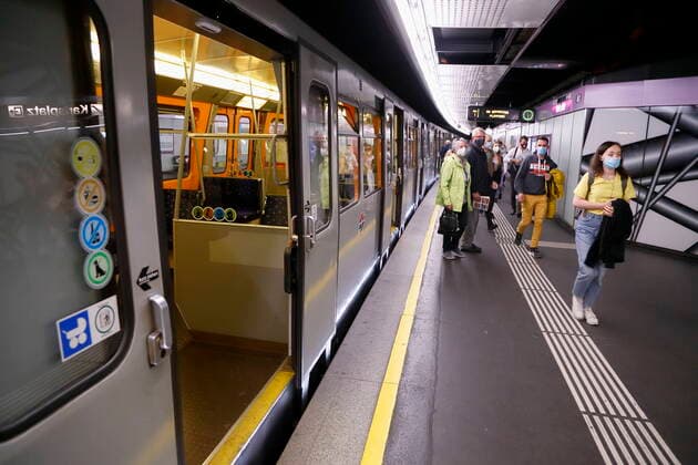 Coronakrise Mask obligation in the underground Austria, Vienna, station Karlsplatz, 19 06 2020 Passers-by Passengers Vienna Austria AVN101002419003