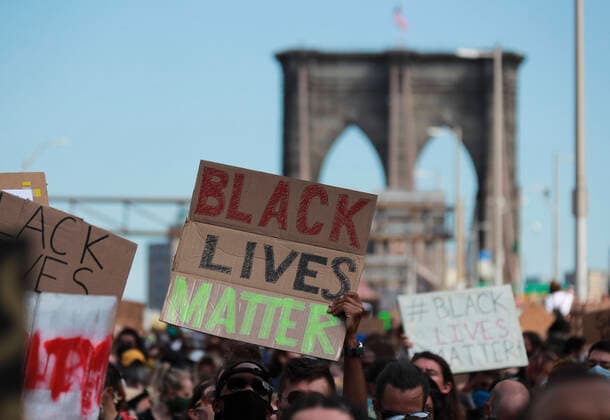 Bilder des Jahres 2020, News 06 Juni News Themen der Woche KW25 News Bilder des Tages (200620) -- NEW YORK, June 20, 2020 -- Demonstrators march through Brooklyn Bridge in New York, the United States, June 19, 2020. New Yorkers on Friday marked Juneteenth, the day commemorating the emancipation of enslaved African Americans, with marches and protests as the country is having a new moment of reckoning about racial injustice. ) U.S.-NEW YORK-JUNETEENTH-DEMONSTRATION WangxYing 
