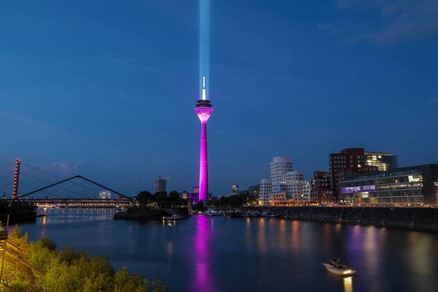 Bilder des Jahres 2020, News 06 Juni News Themen der Woche KW25 Beleuchtung Rheinturm Düsseldorf Rheinturm Düsseldorf für Werbeaktion der Telekom in Magenta nach Vorbild des Rheinkometen beleuchtet. Düsseldorf Speditionsstraße Nordrhein-Westfalen Deutschland *** Lighting of the Rhine Tower Düsseldorf Rhine Tower Düsseldorf for Telekoms advertising campaign in magenta based on the model of the Rhine comet lights up Düsseldorf Speditionsstraße North Rhine-Westphalia Germany