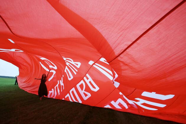 Bilder des Jahres 2020, News 06 Juni News Themen der Woche KW25 News Bilder des Tages MOSCOW REGION, RUSSIA - JUNE 20, 2020: A giant 375sqm copy of the Soviet Banner of Victory lands near the airfield, unfolded by Rostec s Technodinamika parachutists in the air over Kolomna to mark the 75th anniversary of the victory in World War II. Vladimir Gerdo TASS  TS0DD5D6