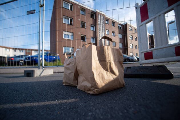 20 06 2020 Coronavirus housing estate of Tönnies employees in quarantine About current developments of the corona outbreak of more than 1000 people in the meat processing plant Tönnies in Rheda Wiedenbrück the management speaks in quarantine In the district of Gütersloh are therefore more than 7000 people in quaranti