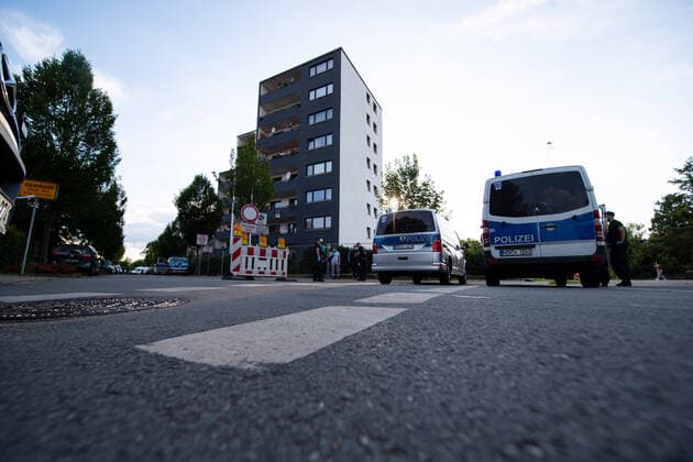 20 06 2020 Coronavirus housing estate of Tönnies employees in quarantine In Verl an entire housing estate of foreign employees of the Tönnies meat plant was sent into quarantine, houses were surrounded by fences after more than 1000 employees tested positive for the coronavirus In the picture police cars in front