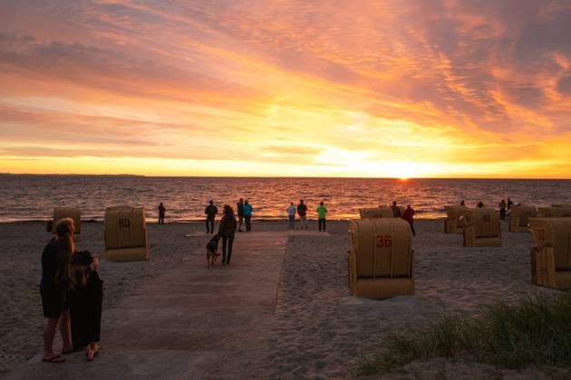 News Themen der Woche KW25 Am Strand von Timmendorf auf der Ostsee Insel Poel beobachten Menschen den Sonnenuntergang am längsten Tag des Jahres, dem 20.6.2020. Sommersonnenwende. Timmendorf Strand *** At the beach of Timmendorf on the Baltic Sea island of Poel people watch the sunset on the longest day of the year, the 20 6 2020 summer solstice Timmendorf beach