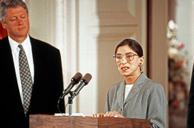 IMAGO ICONS: Ruth Bader Ginsburg Berühmte Feministinnen, Ruth Bader Ginsburg August 10, 1993, Washington, District of Columbia, USA: Associate Justice of the Supreme Court Ruth Bader Ginsburg, right, makes remarks prior to taking the oath of office during a swearing-in ceremony in the East Room of the White House in Washington, DC on August 10, 1993. Looking on is United States President Bill Clinton, left. Justice Ginsburg replaces Associate Justice Byron R. White Washington USA - ZUMAs152 19930810_zaa_s152_006 Copyright: xArniexSachsx