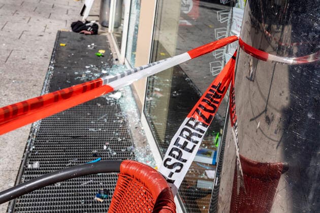 Bilder des Jahres 2020, News 06 Juni News Themen der Woche KW25 News Bilder des Tages Aufräumarbeiten nach Randale in der Stuttgarter Innenstadt. Rund 500 Menschen haben sich in der Nacht zum Sonntag zusammengerottet, Schaufenster zerstört und geplündert. Schwerpunkte waren die Marienstraße und die Fußgängerzone Königsstraße. 20.06.2020, Stuttgart, Baden-Württemberg, Deutschland. *** Clean-up work after rioting in Stuttgart city centre Around 500 people flocked together in the night from Sunday, shop windows destroyed and looted The main areas of focus were Marienstrasse and the pedestrian zone Königsstrasse 20 06 2020, Stuttgart, Baden Württemberg, Germany
