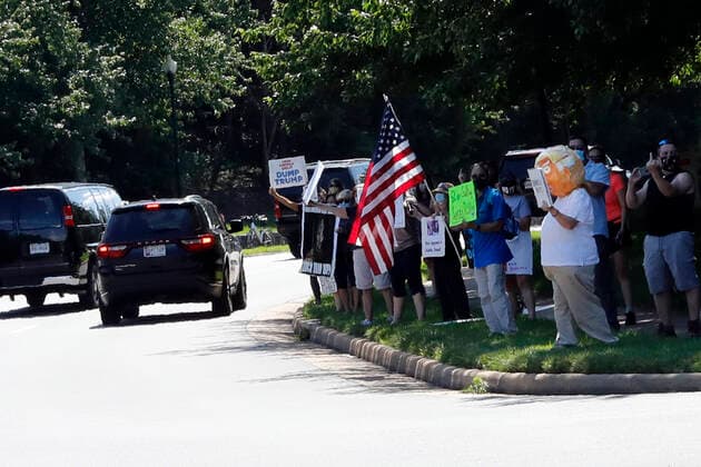 June 21, 2020, Sterling, Virginia, USA: United States President Donald J. Trump s motorcade passes by protestors outside the Trump National Golf Club Washington DC in Sterling, Virginia on June 21, 2020 Sterling USA - ZUMAs152 20200621_zaa_s152_018 Copyright: xYurixGripasx