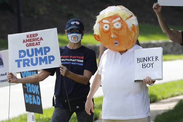 News Themen der Woche KW25 News Bilder des Tages Protesters gather outside Trump National Golf Club in Sterling, Virginia while U.S. President Donald Trump plays golf on Sunday, June 21, 2020.  WAX20200621203 YURIxGRIPAS