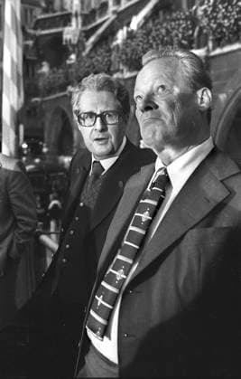 Hans-Jochen Vogel * 3. Februar 1926 in Göttingen ist ein deutscher Politiker (SPD). Vogel war von 1960 bis 1972 Oberbürgermeister von München Bundestagswahl 1976 SPD Kundgebung Marienplatz Hans Jochen Vogel erklärt Willy Brandt warum alle Glocken der Kirche Alter Peter läuten: Stadtpfarrer Max Zistl läutet immer alle Glocken wenn die SPD am Marienplatz eine Versammlung abhält Oktober 1976 76-344 *** Hans Jochen Vogel 3 February 1926 in Göttingen is a German politician SPD Vogel was Lord Mayor of Munich from 1960 to 1972 Bundestag election 1976 SPD rally Marienplatz Hans Jochen Vogel explains Willy Brandt why all the bells of the church ring Old Peter City Pastor Max Zistl always rings all the bells when the SPD holds a meeting Copyright: xHeinzxGebhardtx