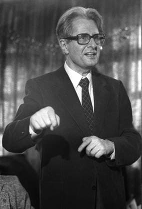 Hans-Jochen Vogel * 3. Februar 1926 in Göttingen ist ein deutscher Politiker (SPD). Vogel war von 1960 bis 1972 Oberbürgermeister von München Abschied von Münchner SPD weil er 1981 Regierender Bürgermeister von Berlin wurde Januar 1981 1981 81-29 *** Hans Jochen Vogel 3 February 1926 in Göttingen is a German politician SPD Vogel was Lord Mayor of Munich from 1960 to 1972 Farewell to Munich SPD because he became Governing Mayor of Berlin in 1981 January 1981 1981 81 29 Copyright: xHeinzxGebhardtx