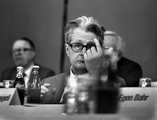Hans-Jochen Vogel * 3. Februar 1926 in Göttingen ist ein deutscher Politiker (SPD). Vogel war von 1960 bis 1972 Oberbürgermeister von München Parteitag SPD Bundesparteitag Hans Jochen Vogel April 1982 82-450 *** Hans Jochen Vogel 3 February 1926 in Göttingen is a German politician SPD Vogel was Lord Mayor of Munich from 1960 to 1972 Party Conference SPD Federal Party Conference Hans Jochen Vogel April 1982 82 450 Copyright: xHeinzxGebhardtx