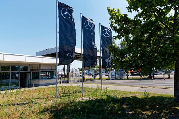 Mercedes-Benz Werk Ludwigsfelde 2020-06-22, Ludwigsfelde, Deutschland - Südtor des Transporter-Werks der Meccedes-Benz GmbH in Ludwigsfelde im Süden vor Berlin, wo der Sprinter vom Band rollt. *** Mercedes Benz plant Ludwigsfelde 2020 06 22, Ludwigsfelde, Germany South gate of the Transporter plant of Meccedes Benz GmbH in Ludwigsfelde in the south of Berlin, where the Sprinter rolls off the assembly line