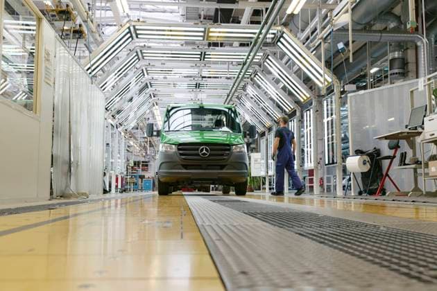 Springer-Produktion bei Mercedes-Benz in Ludwigsfelde 2020-06-22, Ludwigsfelde, Deutschland - Mercedes-Benz Werk in Ludwigsfelde bei Berlin, wo der Sprinter vom Band rollt. Im Bild die Qualitätskontrolle. *** Springer production at Mercedes Benz in Ludwigsfelde 2020 06 22, Ludwigsfelde, Germany Mercedes Benz plant in Ludwigsfelde near Berlin, where the Sprinter rolls off the assembly line In the picture the quality control