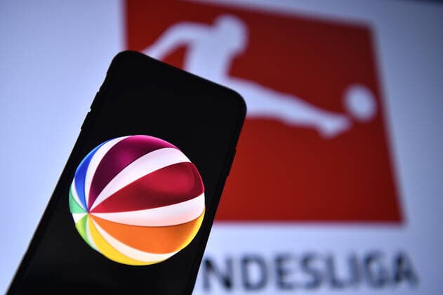 TV-Hammer Sat.1 kauft Bundesliga Live-Rechte Sat.1 schlägt bei der Vergabe der Bundesliga TV-Rechte zu. Der Free-TV Sender hat ein Live-Rechte Paket erworben. Pro Saison werden laut Deutscher Presse-Agentur neun Spiele live übertragen. *** TV Hammer Sat 1 buys Bundesliga live rights Sat 1 beats in the allocation of Bundesliga TV rights The Free TV channel has acquired a live rights package According to the German Press Agency, nine matches will be broadcast live each season xHDx