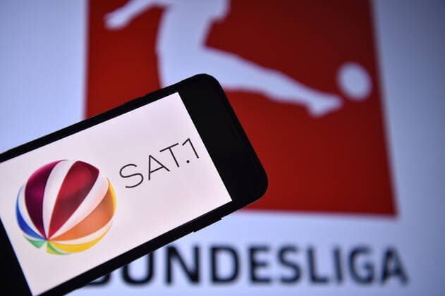 News Bilder des Tages TV-Hammer Sat.1 kauft Bundesliga Live-Rechte Sat.1 schlägt bei der Vergabe der Bundesliga TV-Rechte zu. Der Free-TV Sender hat ein Live-Rechte Paket erworben. Pro Saison werden laut Deutscher Presse-Agentur neun Spiele live übertragen. *** TV Hammer Sat 1 buys Bundesliga live rights Sat 1 beats in the allocation of Bundesliga TV rights The Free TV channel has acquired a live rights package According to the German Press Agency, nine matches will be broadcast live each season xHDx