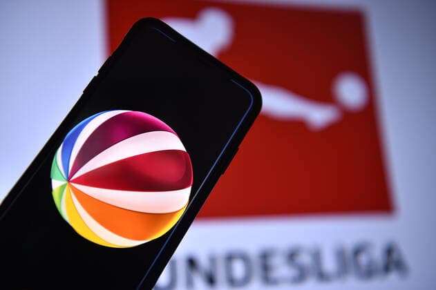 TV-Hammer Sat.1 kauft Bundesliga Live-Rechte Sat.1 schlägt bei der Vergabe der Bundesliga TV-Rechte zu. Der Free-TV Sender hat ein Live-Rechte Paket erworben. Pro Saison werden laut Deutscher Presse-Agentur neun Spiele live übertragen. *** TV Hammer Sat 1 buys Bundesliga live rights Sat 1 beats in the allocation of Bundesliga TV rights The Free TV channel has acquired a live rights package According to the German Press Agency, nine matches will be broadcast live each season xHDx