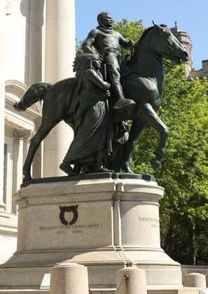 June 22, 2020, New York, New York, USA: A view of the Teddy Roosevelt statue flaked with a Native American man and an African man in front of the American Museum of Natural History. The museum decided it will remove the statue which has been in front of the Central Park entrance since 1940 due to it s racist depiction of African Americans and Indigenous people. New York USA - ZUMAk03_ 20200622_zaf_k03_024 Copyright: xNancyxKaszermanx