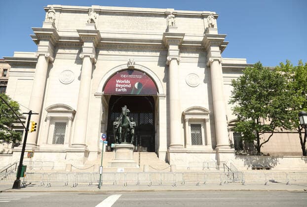 June 22, 2020, New York, New York, USA: A view of the Teddy Roosevelt statue flaked with a Native American man and an African man in front of the American Museum of Natural History. The museum decided it will remove the statue which has been in front of the Central Park entrance since 1940 due to it s racist depiction of African Americans and Indigenous people. New York USA - ZUMAk03_ 20200622_zaf_k03_033 Copyright: xNancyxKaszermanx